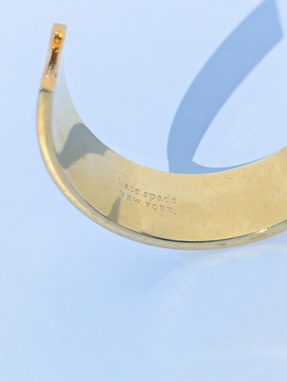 Kate Spade Heritage Spade Enamel Hinged Bangle Wh Enamel Gold-Tone Cuff Bracelet - Picture 9 of 10